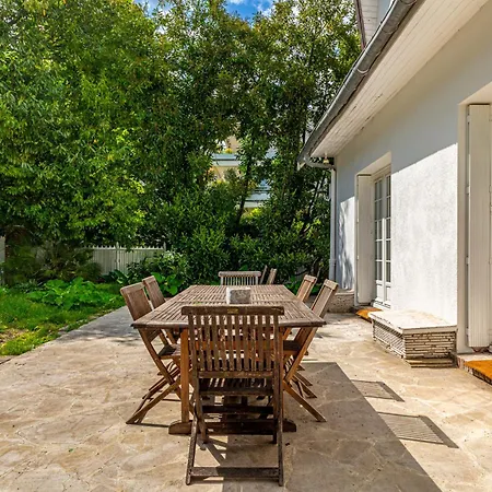 Grand & Classy With Private Garden, Guy Art House Appartamento