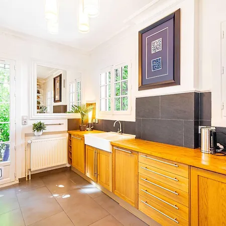 Grand & Classy With Private Garden, Des Ammonites Meudon