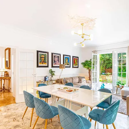 Grand & Classy With Private Garden, Des Ammonites Appartamento
