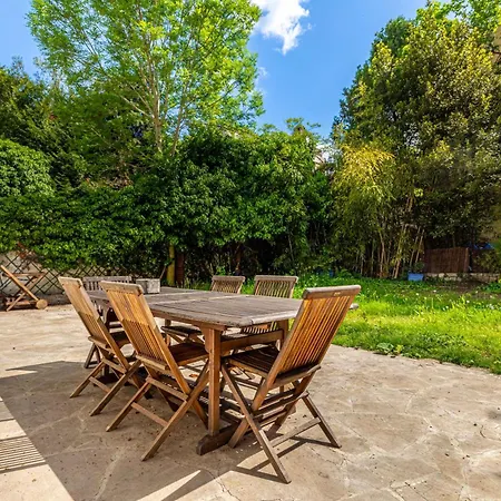 Grand & Classy With Private Garden, Des Ammonites Appartamento
